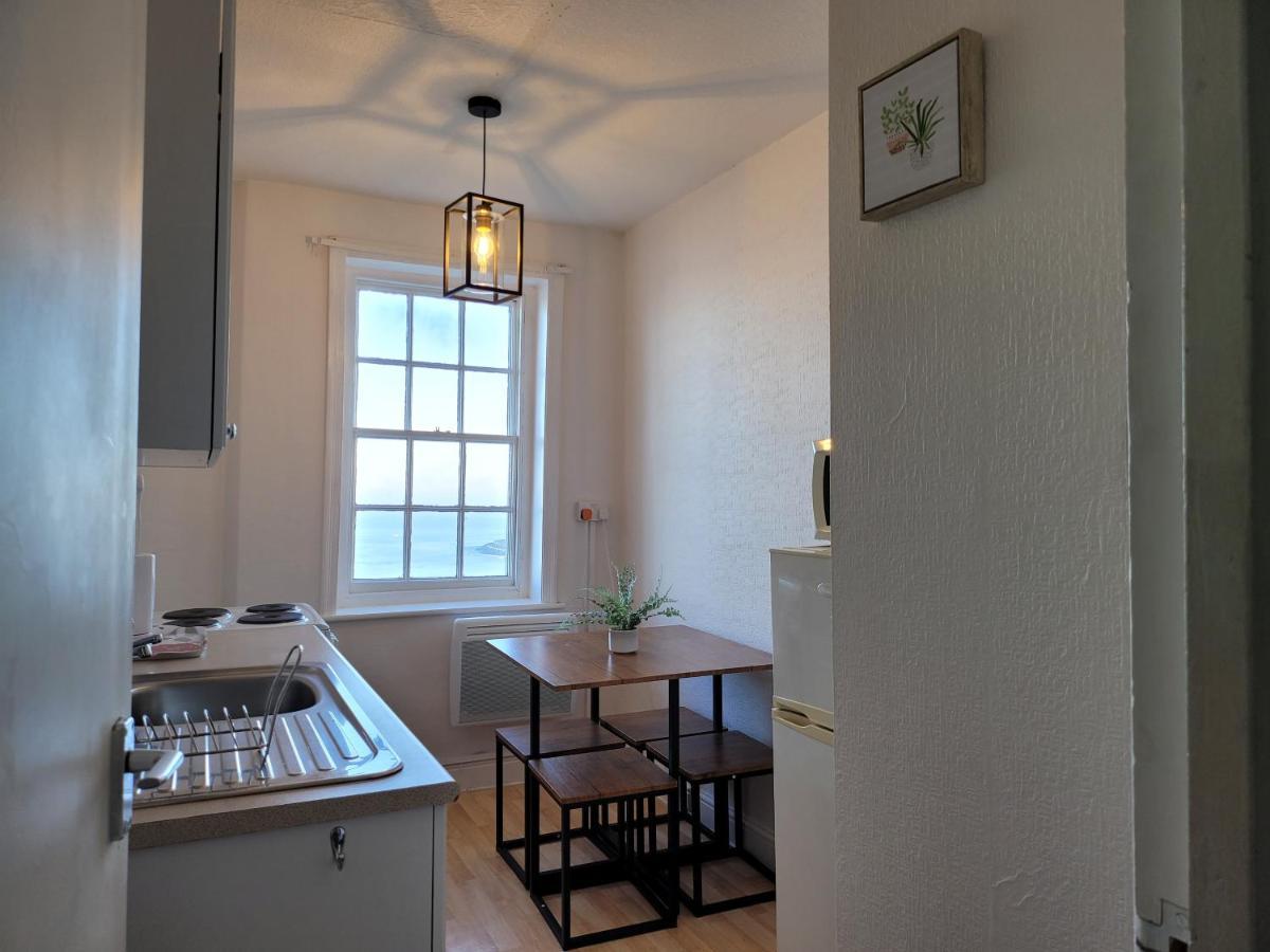 Sea View Flat 4 Fast Wifi & Free Parking Apartment *